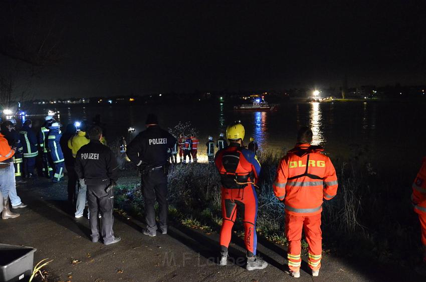 Einsatz BF Koeln PKW im Rhein Mondorf Hersel P038.JPG